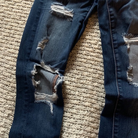 🔆Moving Sale 20% Off 🔆AEO Dark Wash Ripped Jeans - Picture 3 of 7